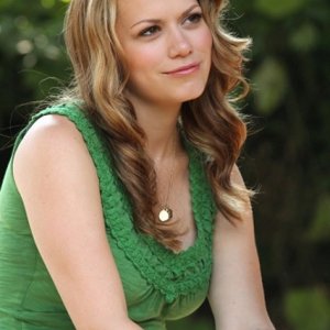 Haley (Bethany Joy Galeotti) in una scena dell'episodio Nobody Taught Us to Quit di One Tree Hill