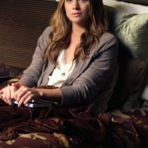Quinn (Shantel VanSanten) a letto, nell'episodio We All Fall Down di One Tree Hill