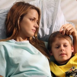 Shantel VanSanten e Jackson Brundage in ospedale nell'episodio The Space in Between di One Tree Hill