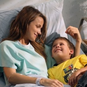 Shantel VanSanten e Jackson Brundage sorridenti, nell'episodio The Space in Between di One Tree Hill
