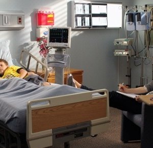 Shantel VanSanten, Jackson Brundage e Bethany Joy Galeotti nell'episodio The Space in Between di One Tree Hill