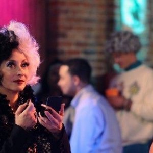 Sylvia (Sharon Lawrence) si rifà il trucco nell'episodio Not Afraid di One Tree Hill