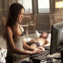 Maggie Q Con Alle Spalle Devon Sawa In Una Scena Dell Episodio Resistance Di Nikita 180133