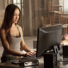Nikita (Maggie Q) al computer in una scena dell'episodio Resistance