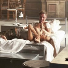 Owen (Devon Sawa) e Nikita (Maggie Q) lottano nell'episodio Resistance