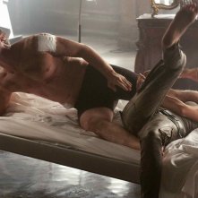 Una scena movimentata tra Devon Sawa e Maggie Q nell'episodio Resistance di Nikita