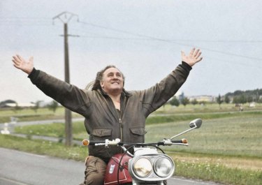 Gérard Depardieu in un atto liberatorio nel film Mammuth