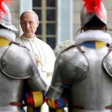 James Cromwell nelle vesti del Papa Pio XII nella miniserie Sotto il cielo di Roma