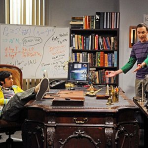 Jim Parsons e Kunal Nayyar nell'episodio The Hot Troll Deviation di The Big Bang Theory