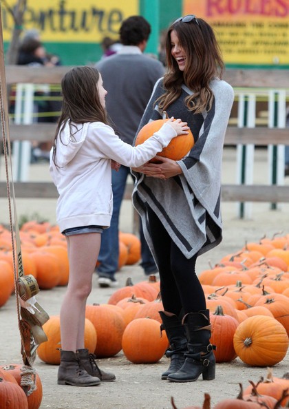 Kate Beckinsale Insieme A Sua Figlia All Halloween Harvest Festival A Woodland Hills 180175