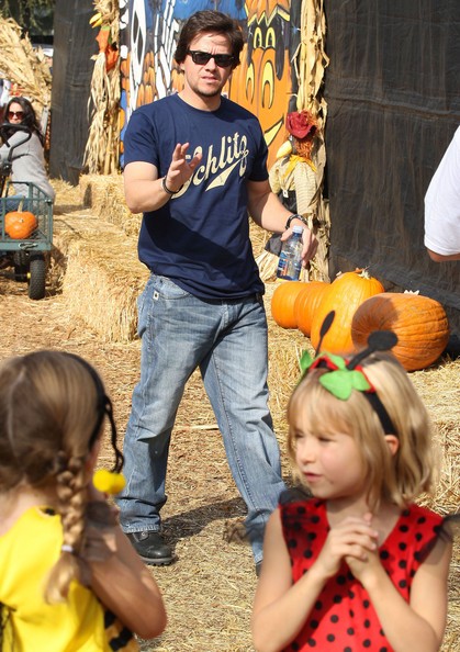 Mark Wahlberg Al Pumpkin Patch Di Mr Bones Con La Famiglia 180217