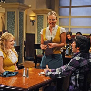 Melissa Rauch, Kaley Cuoco e Simon Helberg nell'episodio The Hot Troll Deviation di The Big Bang Theory