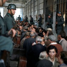 Un'immagine della deportazione tratta dalla miniserie Sotto il cielo di Roma