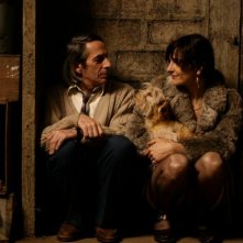 Alfredo Castro e Antonia Zegers in un'immagine tenera del film Post Mortem