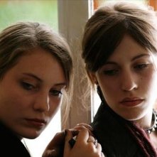 Elise Caron ed Elise Lhomeau in un'immagine del film Des filles en noir