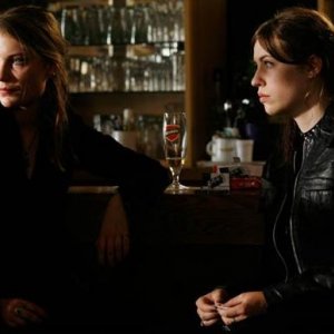 Elise Caron ed Elise Lhomeau nel film drammatico Des filles en noir