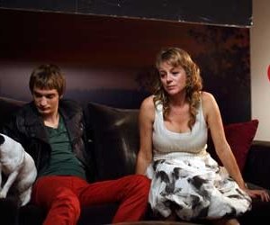 Emma Suárez ed Eduard Fernández nel film La mosquitera