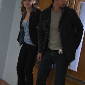 Lucas Bryant ed Emily Rose in un momento dell'episodio Consumed della serie Haven