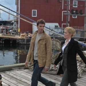 Lucas Bryant ed Emily Rose in un momento dell'episodio Welcome to Haven della serie Haven