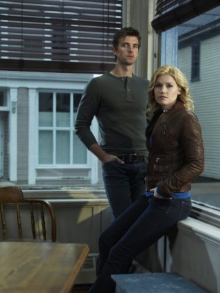 Lucas Bryant ed Emily Rose in una foto promozionale della serie Haven