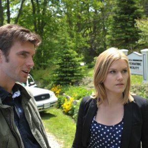 Lucas Bryant ed Emily Rose in una scena dell'episodio Butterfly della serie Haven