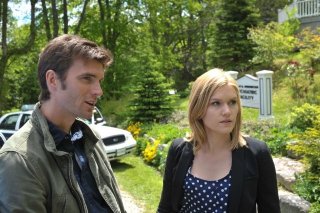 Lucas Bryant ed Emily Rose in una scena dell'episodio Butterfly della serie Haven
