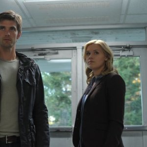 Lucas Bryant ed Emily Rose in una scena dell'episodio Consumed della serie Haven