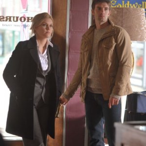 Lucas Bryant ed Emily Rose in una scena dell'episodio Welcome to Haven della serie Haven