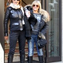Samantha Fox e Sabrina Salerno lasciano gli studi della RAI dopo la promozione del loro single 'Call me'