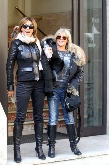 Samantha Fox e Sabrina Salerno lasciano gli studi della RAI dopo la promozione del loro single 'Call me'