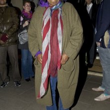 Whoopi Goldberg salutata dai fan al suo arrivo all'albergo di Londra