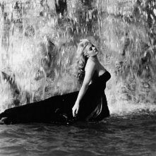 Anita Ekberg in una leggendaria scena de La dolce vita di Fellini