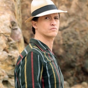 Clifton Collins Jr. in una scena dell'episodio Loyalty di The Event