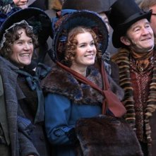 Isla Fisher (al centro) nella dark comedy Burke and Hare