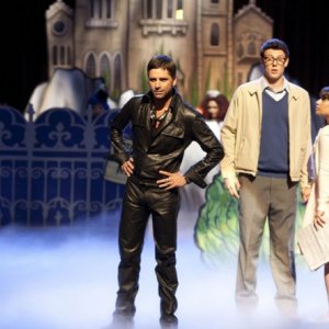 John Stamos, Cory Monteith e Lea Michele nell'episodio The Rocky Horror Glee Show di Glee