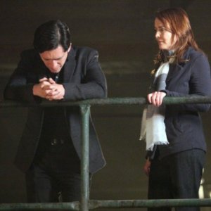 Laura Innes e Clifton Collins Jr. in un momento dell'episodio Loyalty di The Event