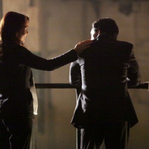 Laura Innes e Clifton Collins Jr. in una scena dell'episodio Loyalty di The Event