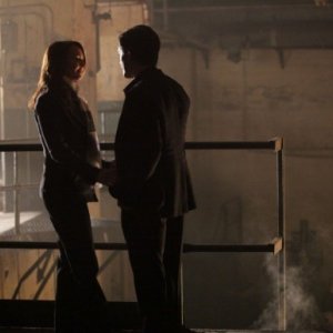 Laura Innes e Clifton Collins Jr. nell'episodio Loyalty di The Event