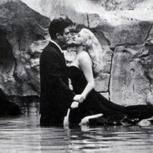 Mastroianni e la Ekberg in una leggendaria scena de La dolce vita