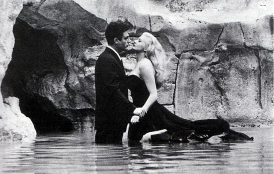 Mastroianni e la Ekberg in una leggendaria scena de La dolce vita