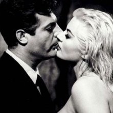 Mastroianni e la Ekberg in una leggendaria scena de La dolce vita di Fellini