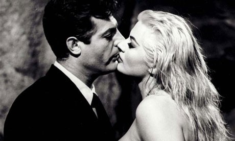 Mastroianni e la Ekberg in una leggendaria scena de La dolce vita di Fellini