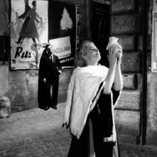 Mastroianni (sullo sfondo) e la Ekberg in una scena de La dolce vita