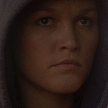 Un primo piano di Julia Stiles dall'episodio First Blood di 'Dexter'
