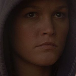 Un primo piano di Julia Stiles dall'episodio First Blood di 'Dexter'