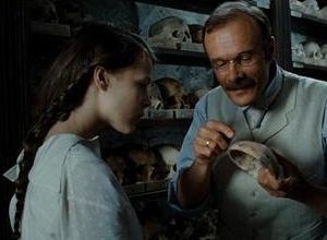 Una scena del film Poll, del 2010