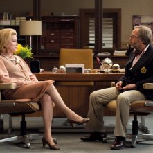 Catherine Deneuve e Fabrice Luchini in una scena del film Potiche