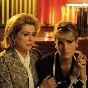 Catherine Deneuve e Judith Godrèche in una scena del film Potiche
