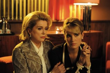 Catherine Deneuve e Judith Godrèche in una scena del film Potiche