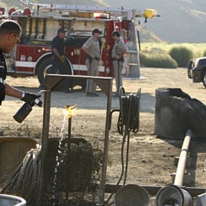 George Eads e Laurence Fishburne in CSI: Scena del crimine, nell'episodio Fracked